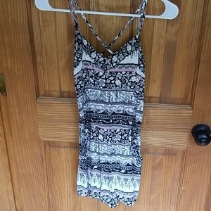 EUC Juniors Mudd Romper w/pockets size small